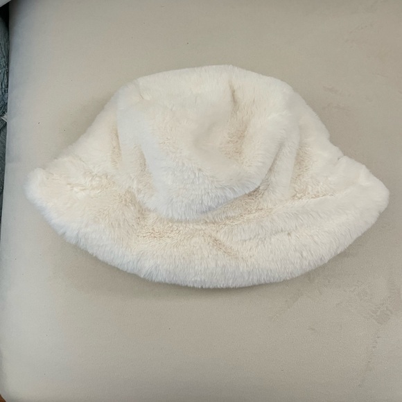 Alo NWT Faux Fur Bucket Hat Ivory Size S M - Picture 10 of 11